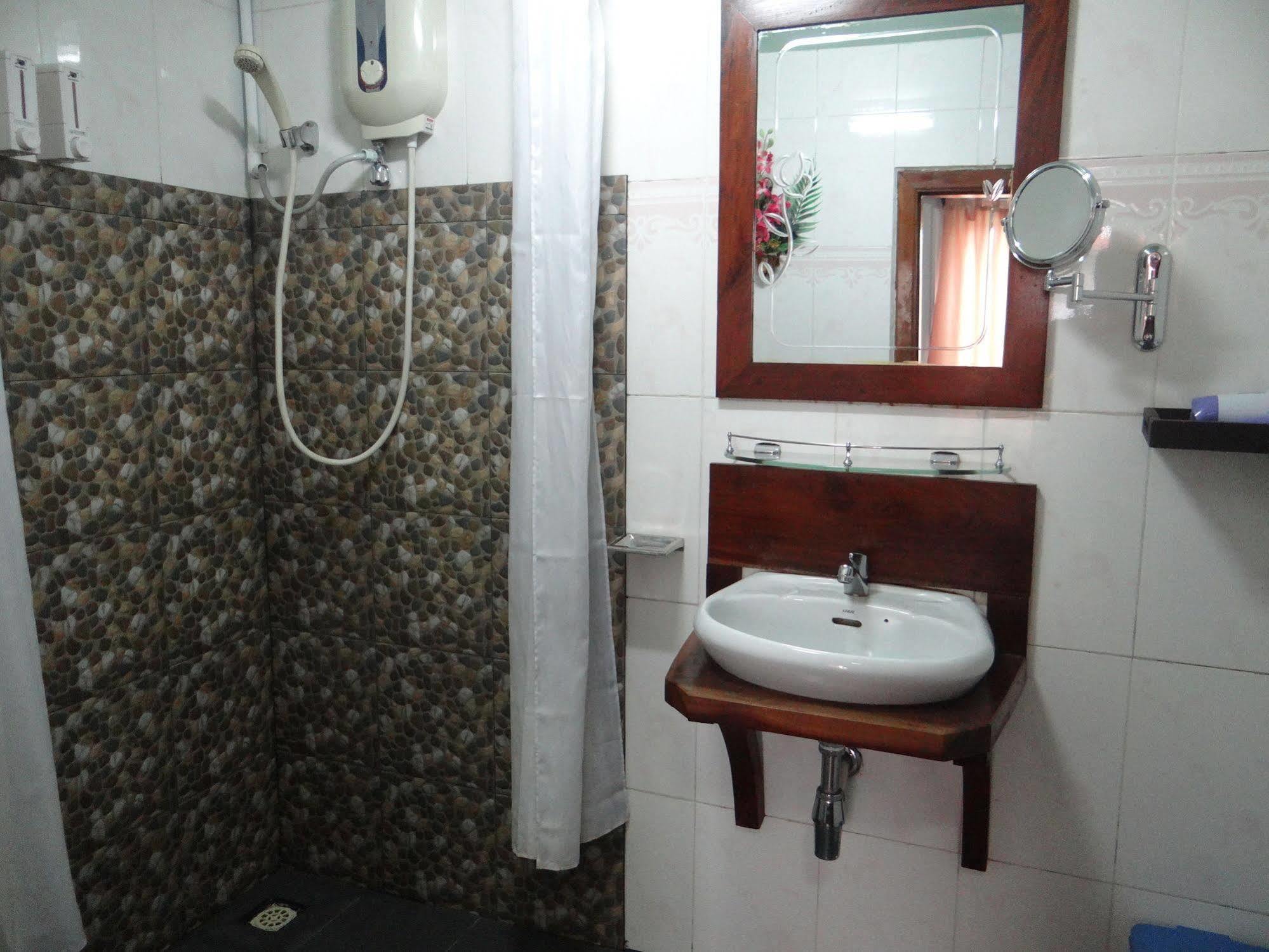 Alibi Guesthouse Phnom Penh Exterior photo