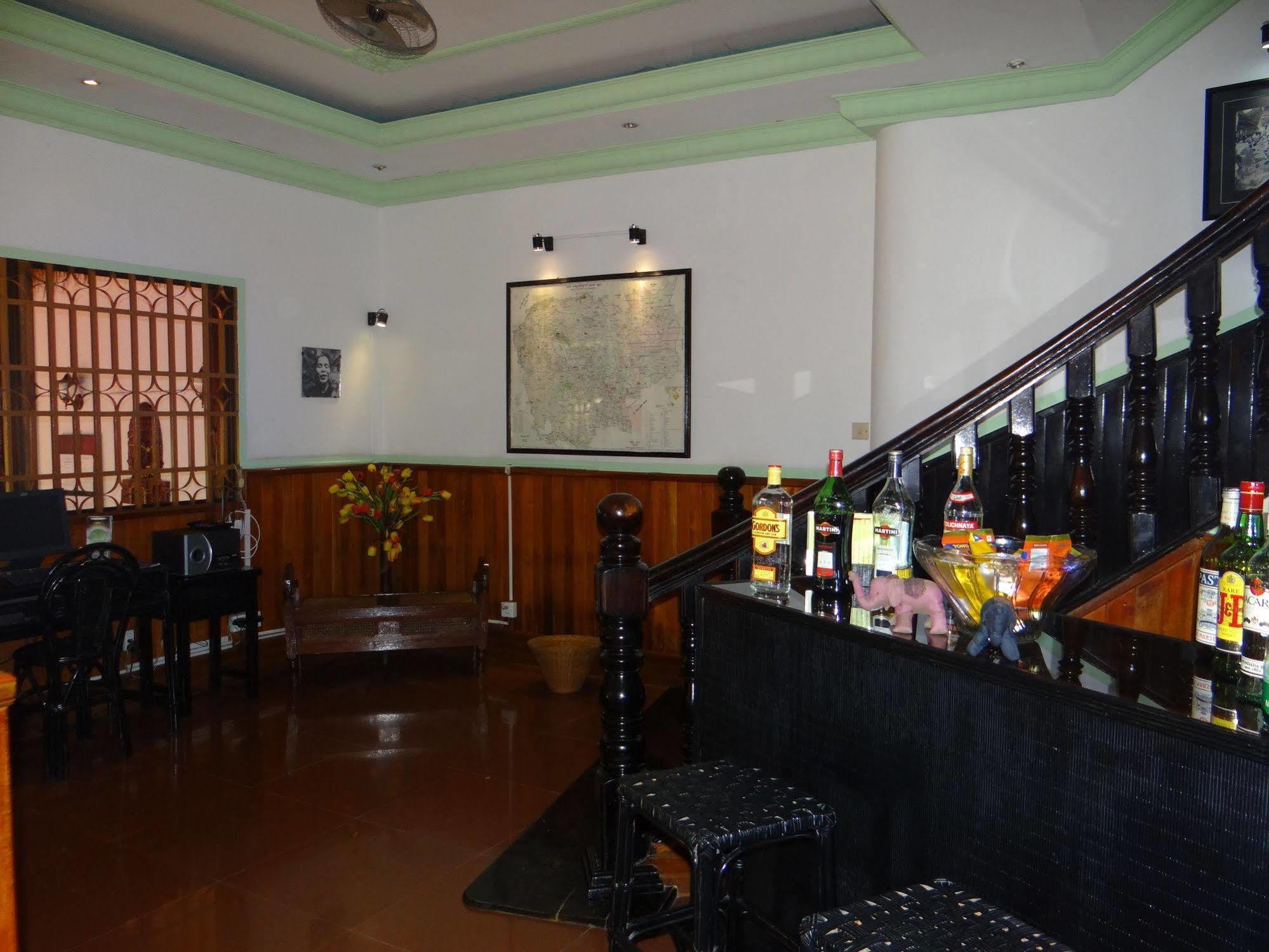 Alibi Guesthouse Phnom Penh Exterior photo